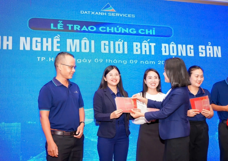 Lễ trao chứng chỉ môi giới